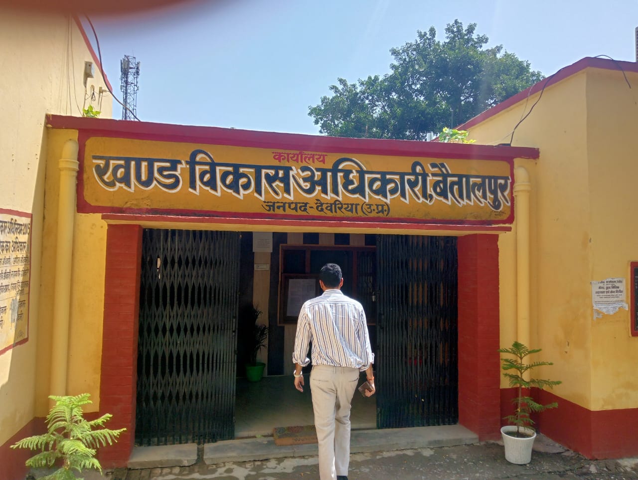 फोटो : जिलाधिकारी जाँच करते