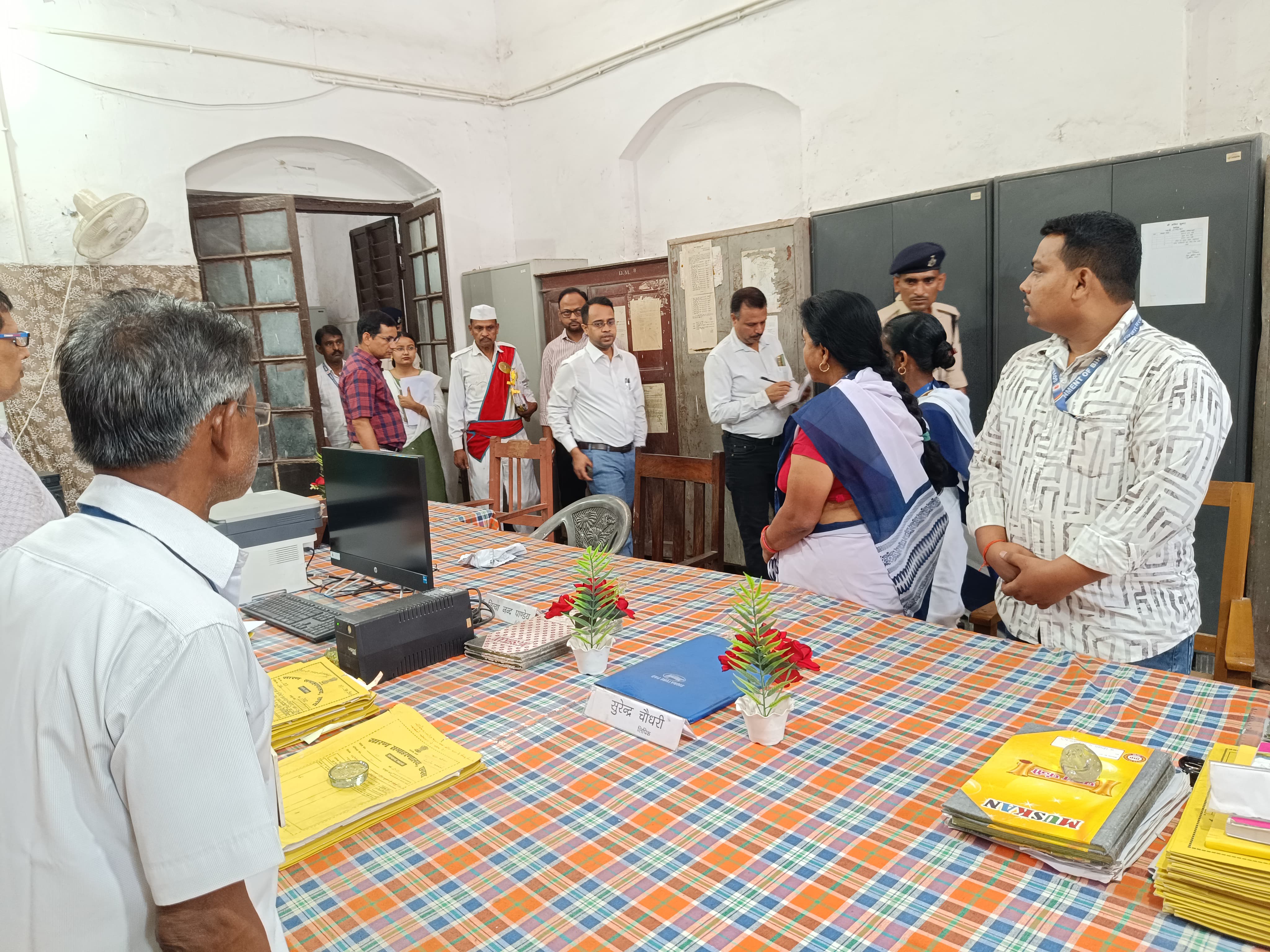 जिलाधिकारी वैभव श्रीवास्तव ने किया जिला सामान्य शाखा का औचक निरीक्षण जिलाधिकारी वैभव श्रीवास्तव ने किया जिला सामान्य शाखा का औचक निरीक्षण