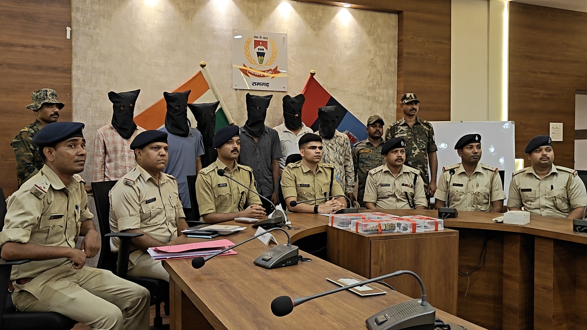 प्रेस कॉन्फ्रेंस करते एसपी