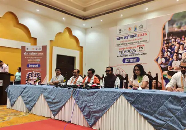 खजुराहो में मीडिया से बातचीत करते हुए केन्द्रीय आयुष मंत्री जाधव