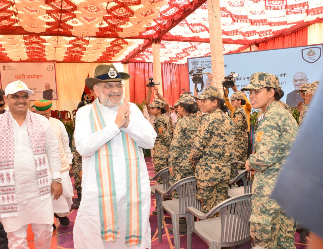 केंद्रीय गृहमंत्री अमित शाह महिला जवानाें के साथ केंद्रीय गृहमंत्री अमित शाह महिला जवानाें के साथ