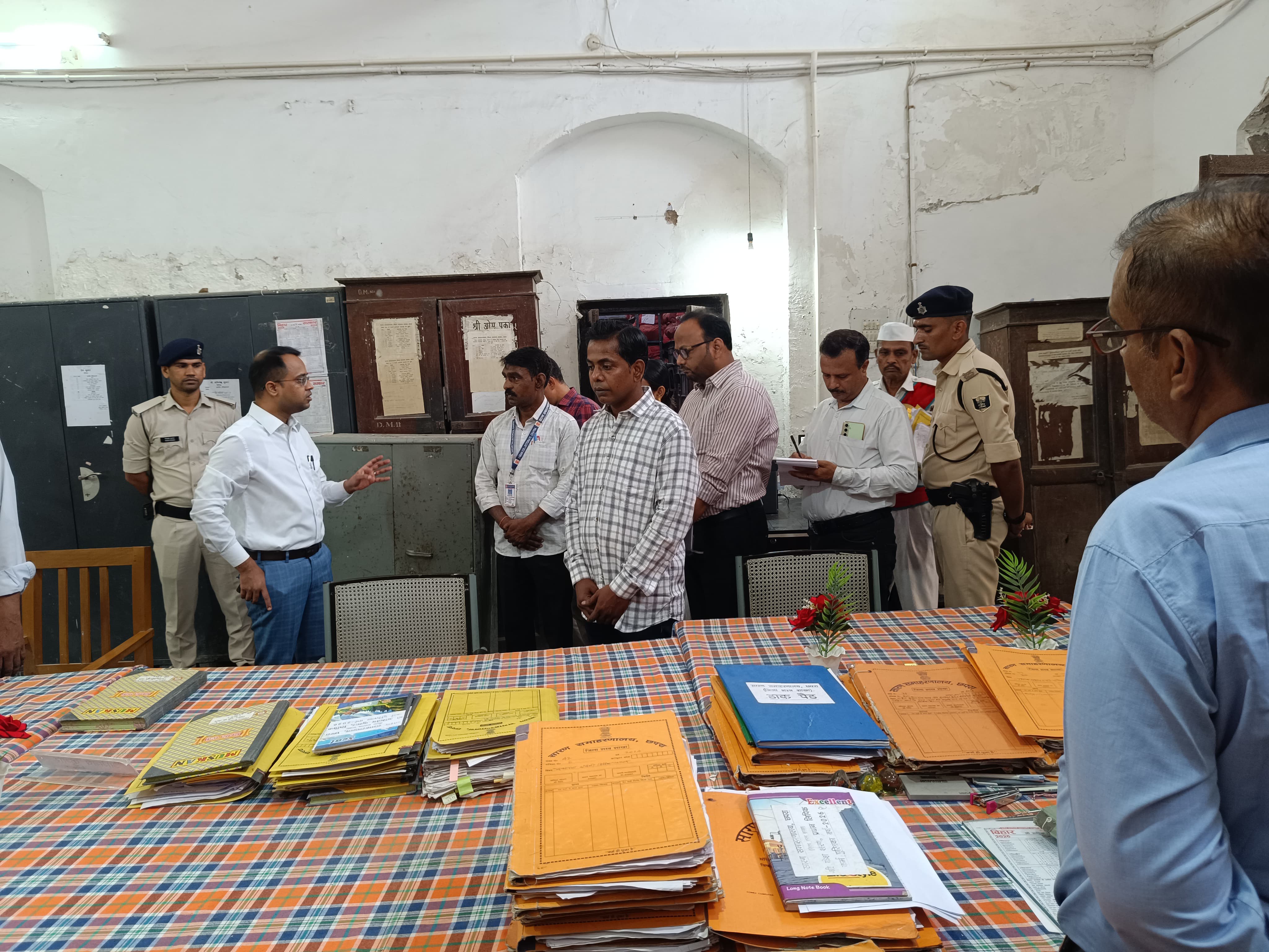 जिलाधिकारी वैभव श्रीवास्तव ने किया जिला सामान्य शाखा का औचक निरीक्षण