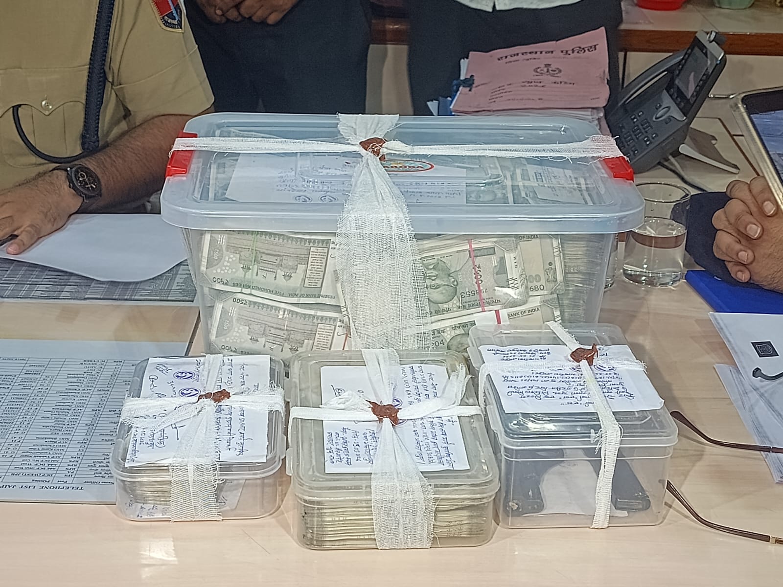 पिस्टल की नोक पर 47.90 लाख रुपये की फिरौती वसूलने वाले अंतरराज्यीय गैंग का पर्दाफाश पिस्टल की नोक पर 47.90 लाख रुपये की फिरौती वसूलने वाले अंतरराज्यीय गैंग का पर्दाफाश