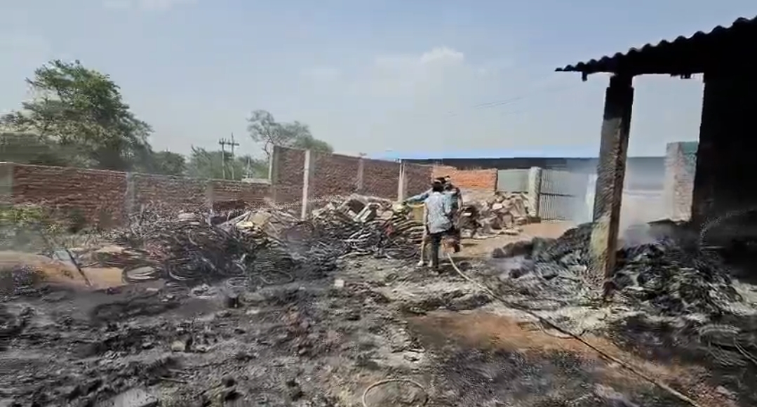 हसौद में कबाड़ी दुकान में भीषण आग, लाखों का सामान जलकर खाक