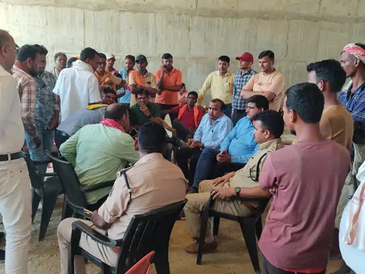डीबीएल कंपनी के यार्ड के मुख्य गेट पर