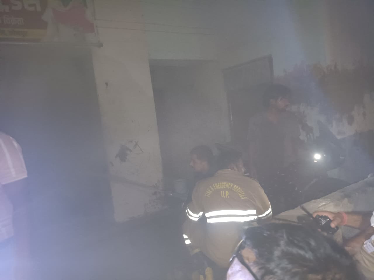 दुकान में लगी आग बुझाते दमकल विभाग के जवान