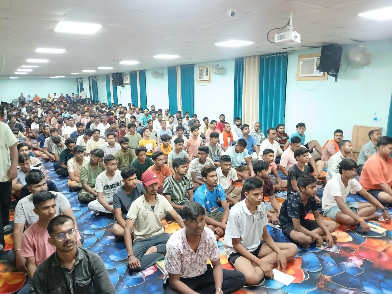 वर्ग में मौजूद स्वयंसेवक