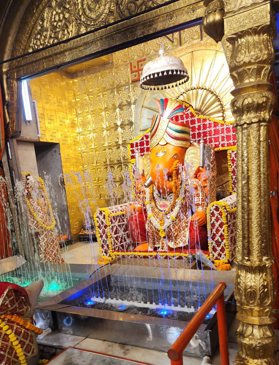 कमला एकादशी पर मंदिरों में उमड़ा श्रद्धा का सैलाब: 1100 किलो आम की झांकी और जलविहार बने आकर्षण