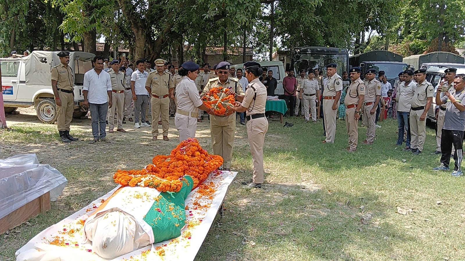 पुष्पचक्र अर्पित करते डीआईजी पुष्पचक्र अर्पित करते डीआईजी