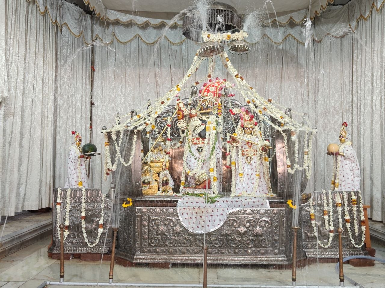 कमला एकादशी पर मंदिरों में उमड़ा श्रद्धा का सैलाब: 1100 किलो आम की झांकी और जलविहार बने आकर्षण