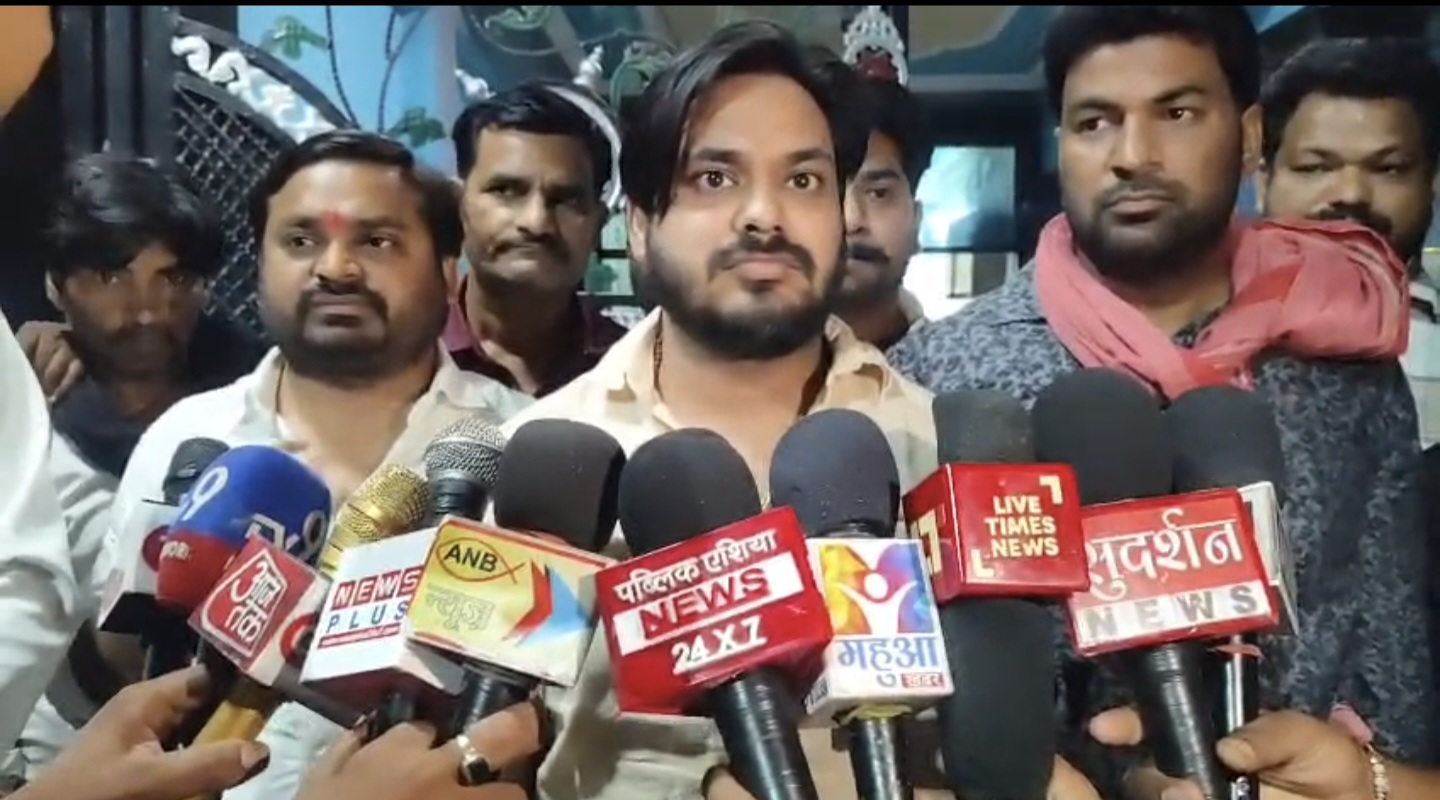 मीडिया को बयान देते विधायक पुत्र अनुराग प्रजापति मीडिया को बयान देते विधायक पुत्र अनुराग प्रजापति