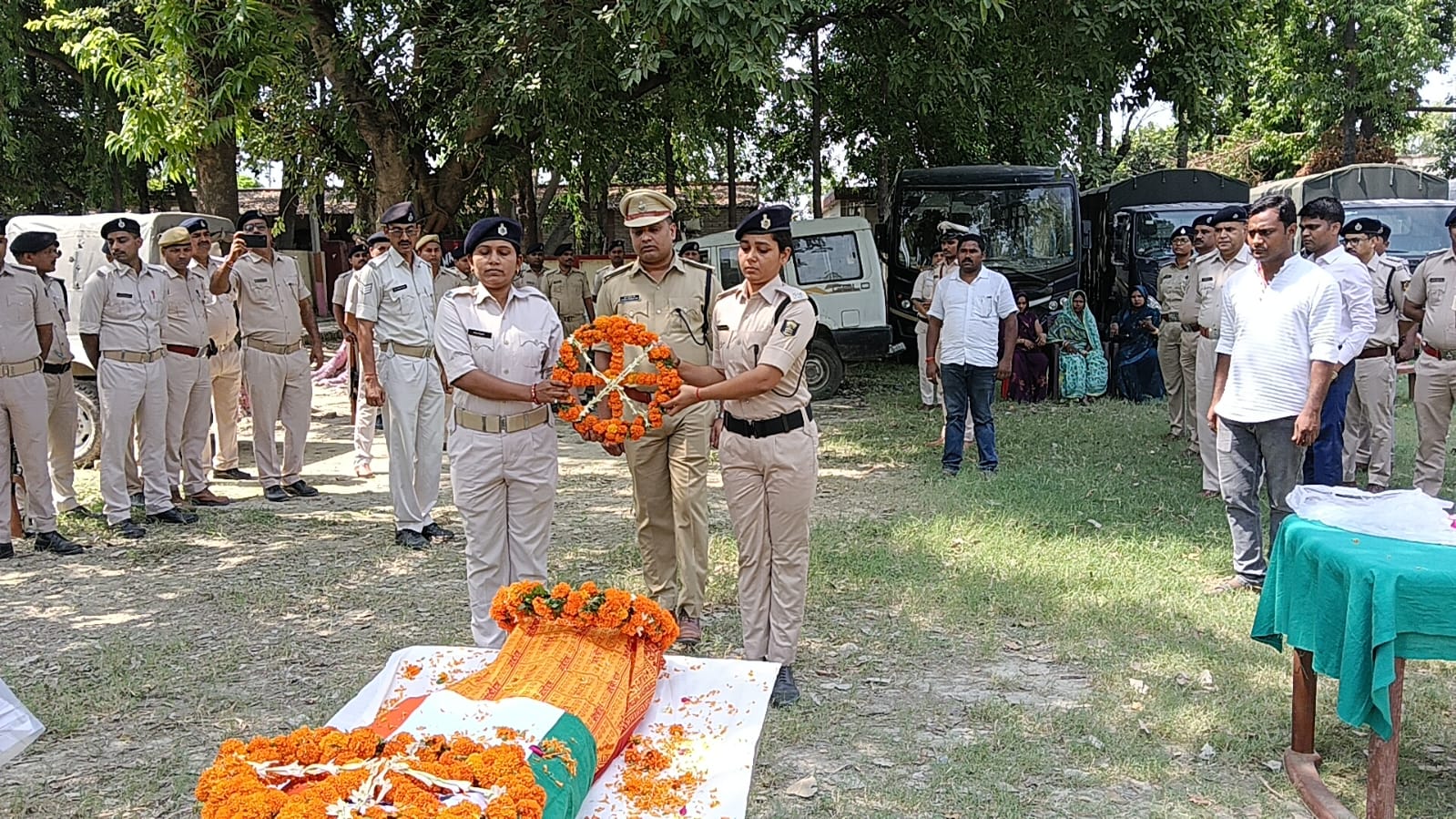 पुष्पचक्र अर्पित करते एसपी पुष्पचक्र अर्पित करते एसपी