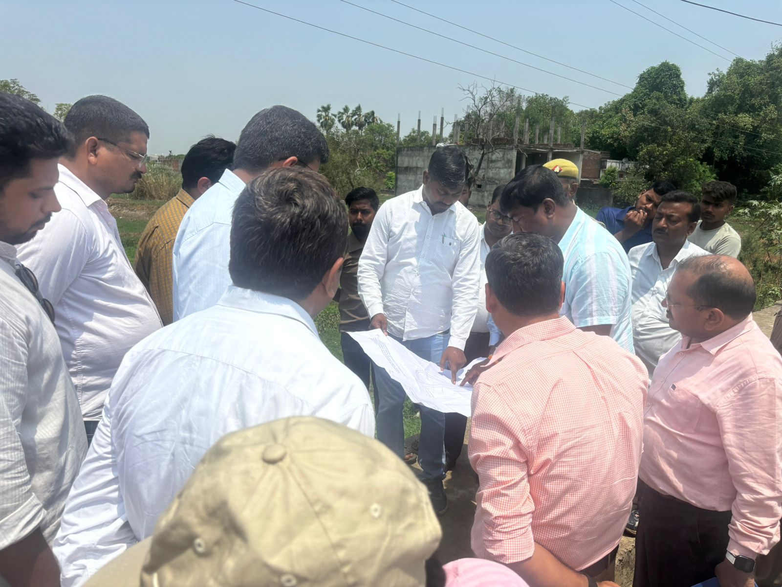 मंडलायुक्त व जिलाधिकारी ने किया प्रस्तावित रेल ऊपरगामीपुल निर्माण स्थल का निरीक्षण, दिए निर्देश* मंडलायुक्त व जिलाधिकारी ने किया प्रस्तावित रेल ऊपरगामीपुल निर्माण स्थल का निरीक्षण, दिए निर्देश*