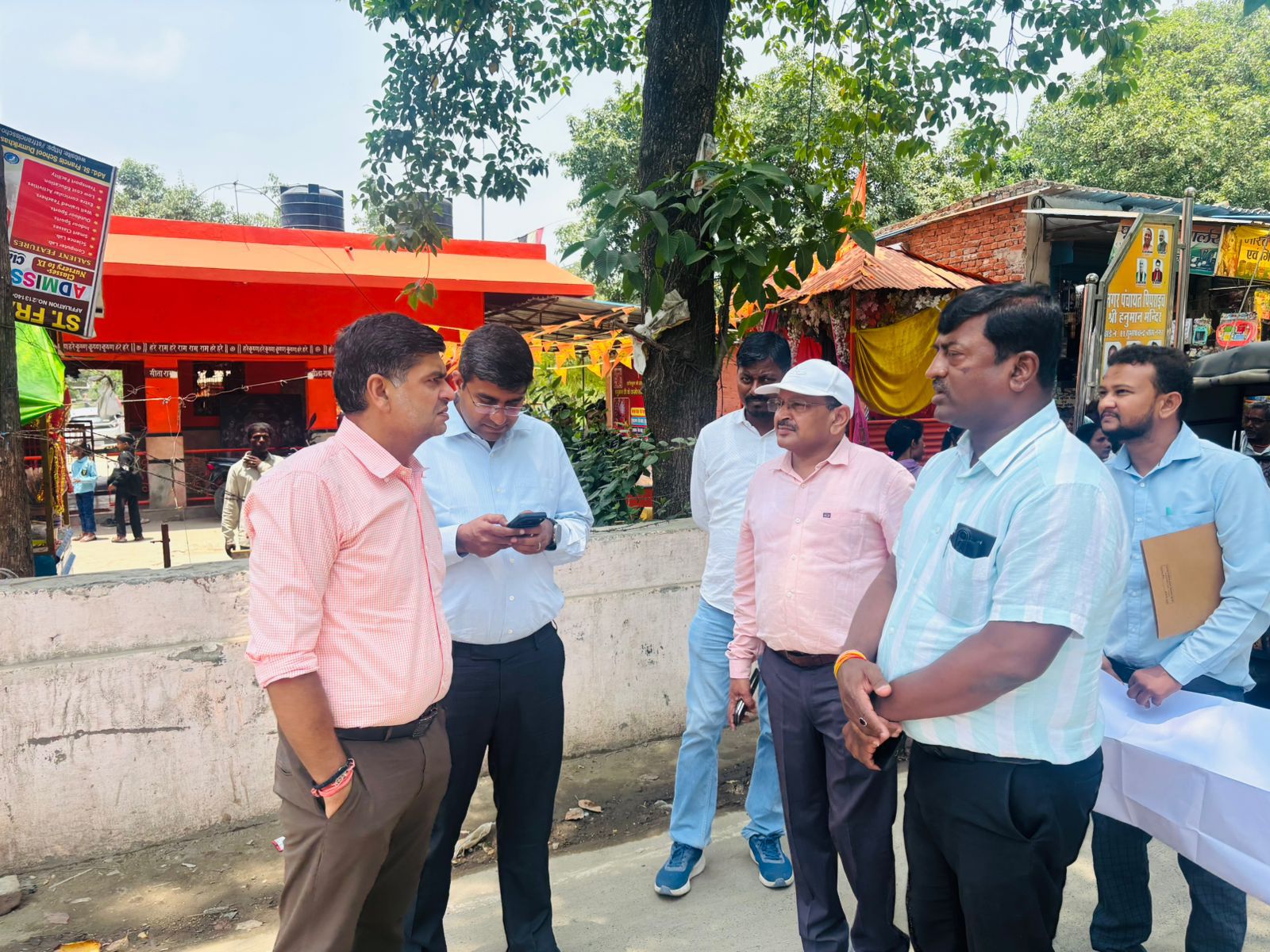 मंडलायुक्त व जिलाधिकारी ने किया प्रस्तावित रेल ऊपरगामीपुल निर्माण स्थल का निरीक्षण, दिए निर्देश* मंडलायुक्त व जिलाधिकारी ने किया प्रस्तावित रेल ऊपरगामीपुल निर्माण स्थल का निरीक्षण, दिए निर्देश*