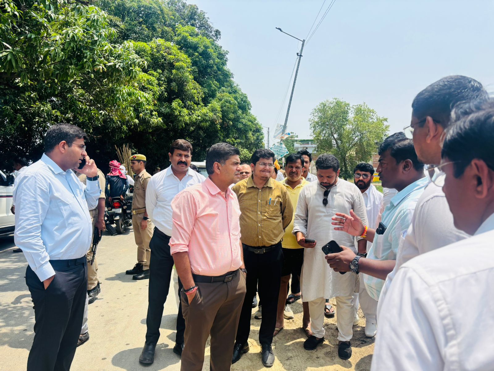 मंडलायुक्त व जिलाधिकारी ने किया प्रस्तावित रेल ऊपरगामीपुल निर्माण स्थल का निरीक्षण, दिए निर्देश* मंडलायुक्त व जिलाधिकारी ने किया प्रस्तावित रेल ऊपरगामीपुल निर्माण स्थल का निरीक्षण, दिए निर्देश*