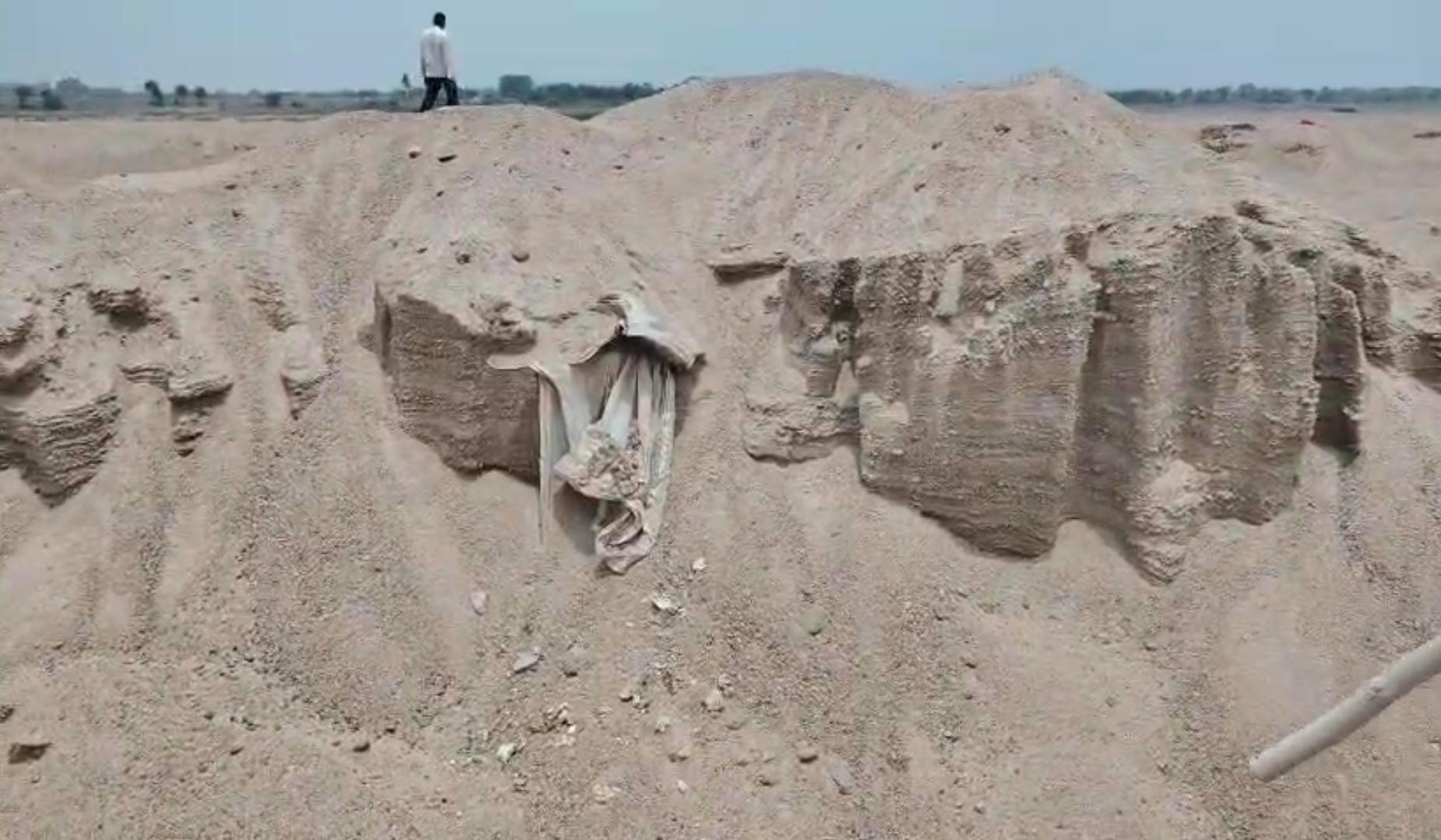 खरेंगा रेत खदान से निकल रहे कंकाल और लाश।