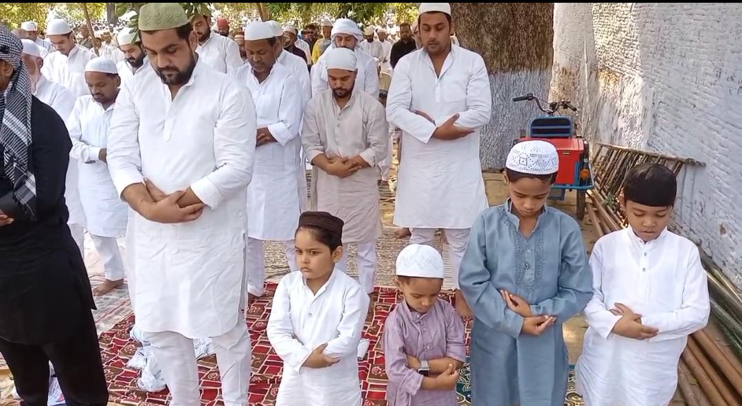 बकरीद की नमाज अदा करते हुए बकरीद की नमाज अदा करते हुए