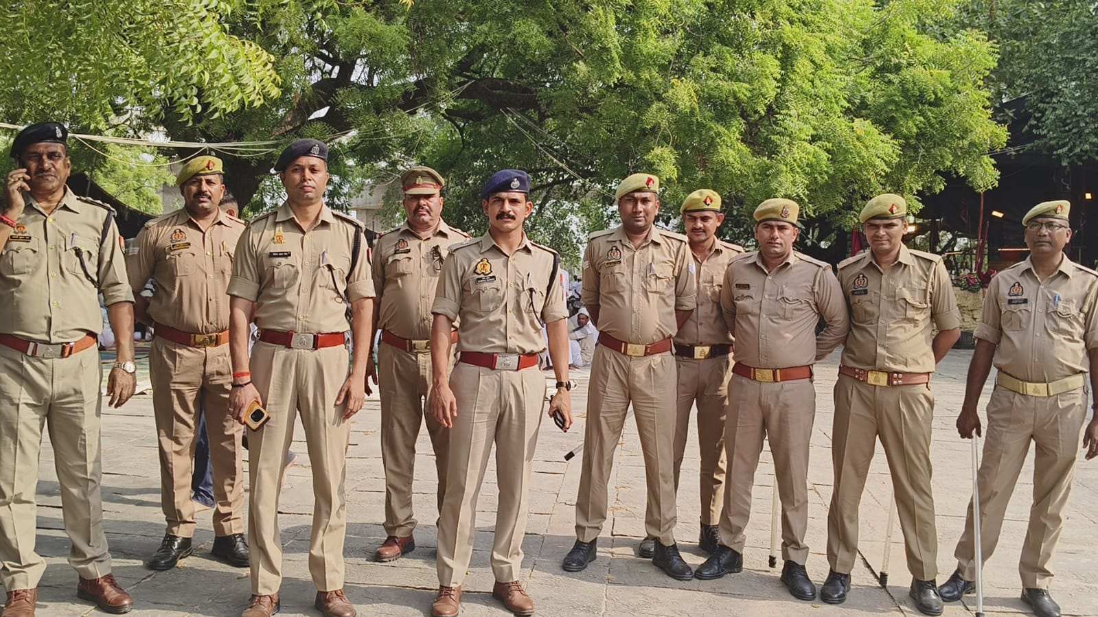 ईद —उल अजहा पर  मस्जिदों  के बाहर फोर्स के साथ अफसर