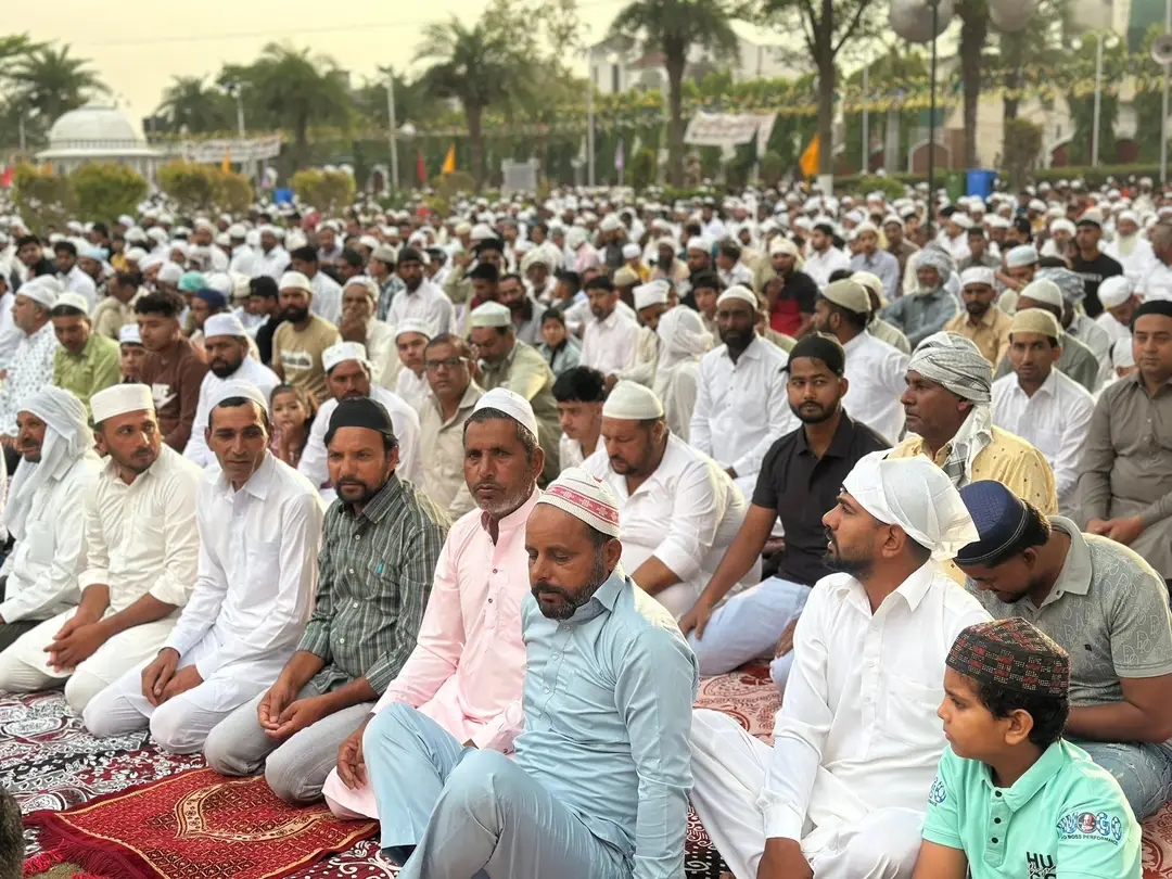 पंजाब के मलेरकाेटला में नमाज अदा करते मुस्लिम समुदाय के लाेग पंजाब के मलेरकाेटला में नमाज अदा करते मुस्लिम समुदाय के लाेग