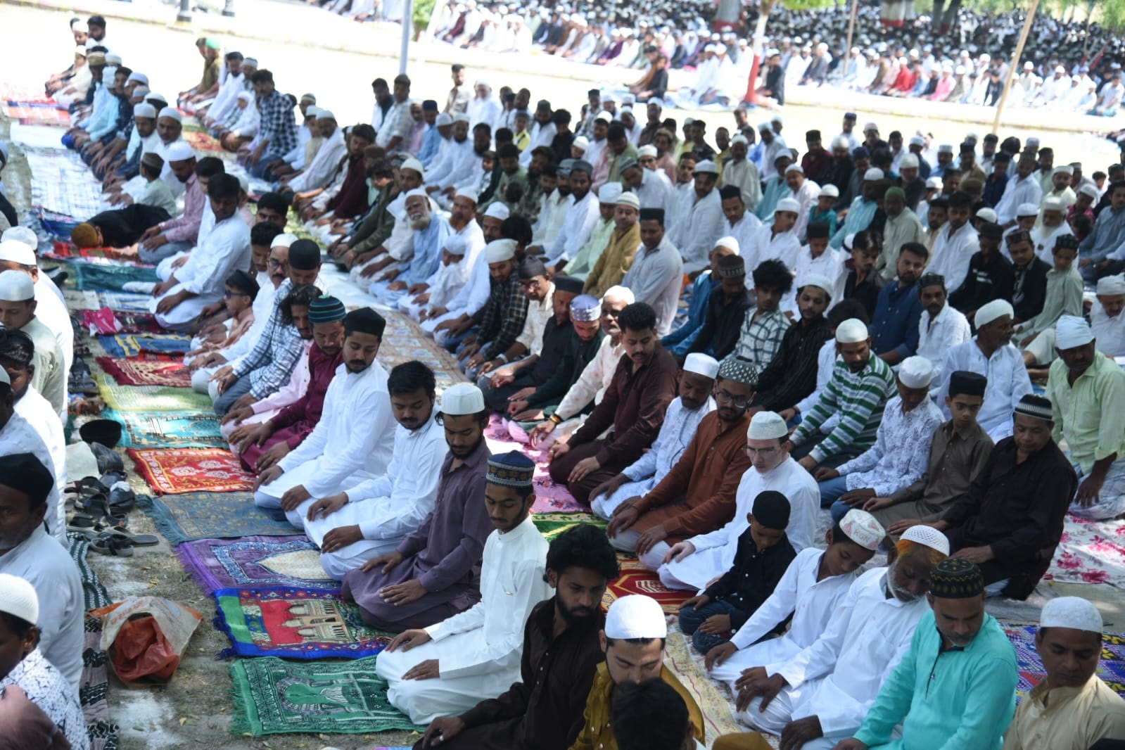लखनऊ में बकरीद त्योहार पर नमाज अदा करते मुस्लिम समाज के लोग लखनऊ में बकरीद त्योहार पर नमाज अदा करते मुस्लिम समाज के लोग