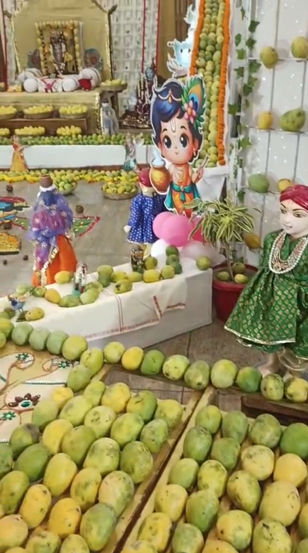 मंदिर मेें 551 किलो आम से सजावट की गई है।