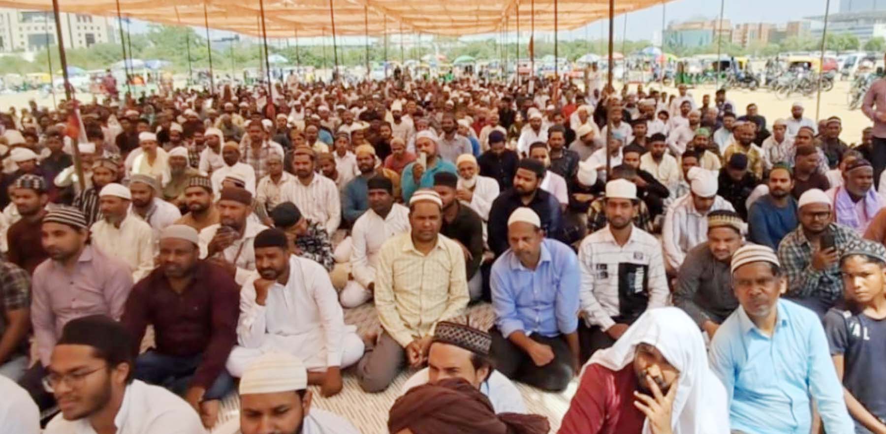 गुरुग्राम में ईद की नमाज अता करते अनुयायी।