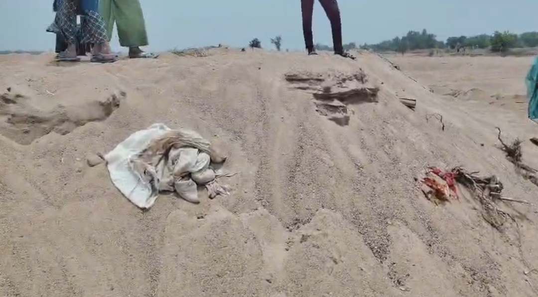 खरेंगा रेत खदान से निकल रहे कंकाल और लाश।