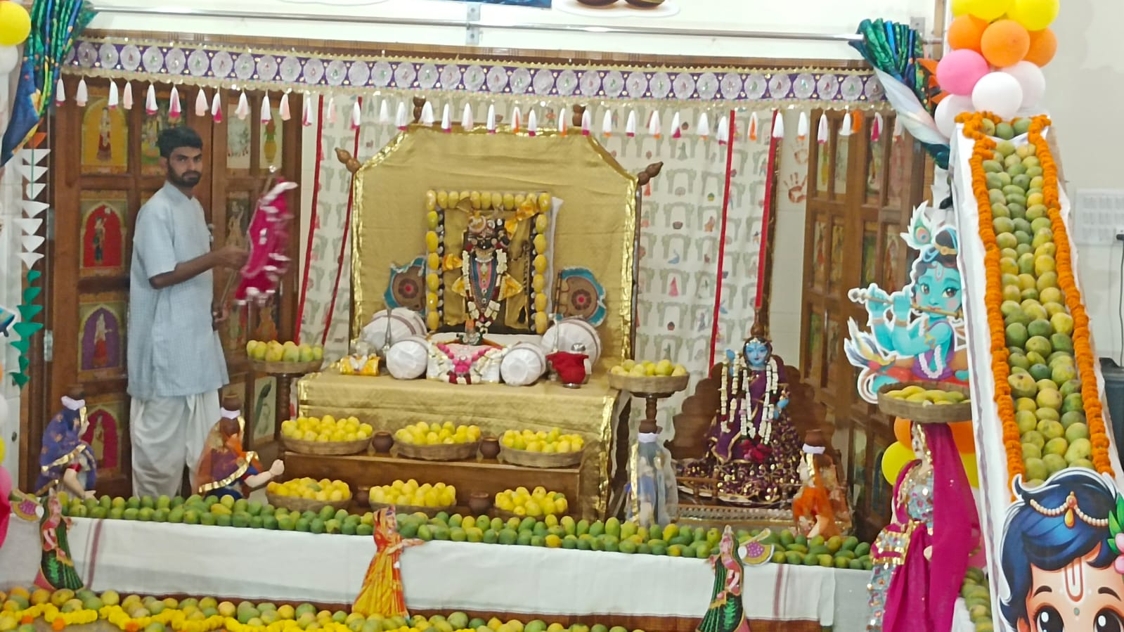 मंदिर में पूजा करते हुए पुजारी।