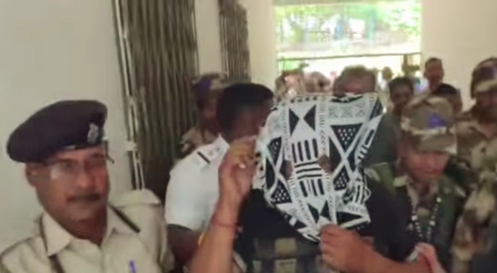 आरोपी को लेकर जाती पुलिस