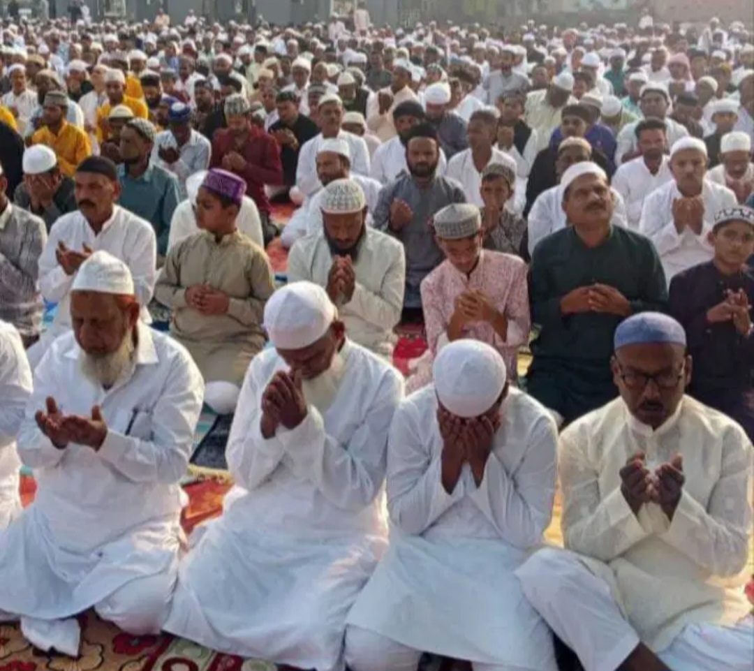 नमाज अदा करते लोग