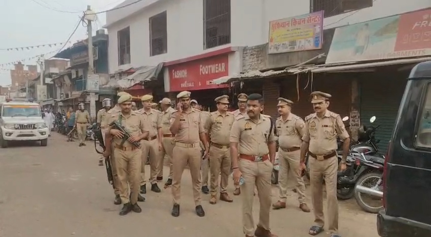 मस्जिद के बाहर तैनात पुलिस फोर्स