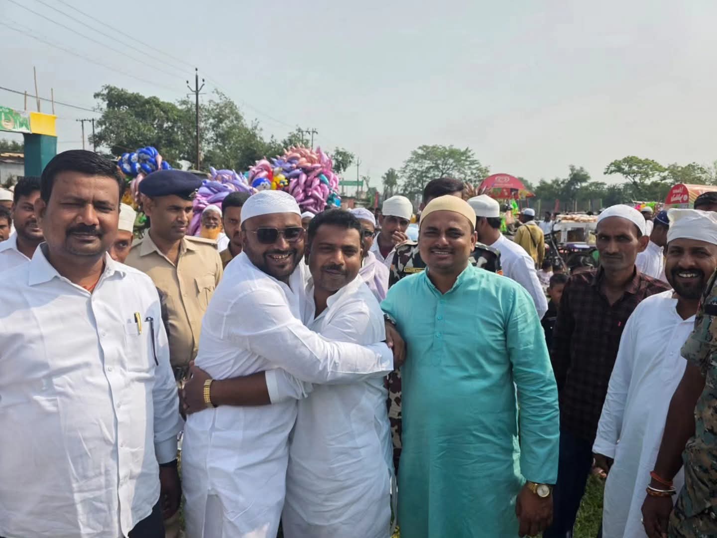 अररिया फोटो:विधायक गले मिलकर बधाई देते अररिया फोटो:विधायक गले मिलकर बधाई देते