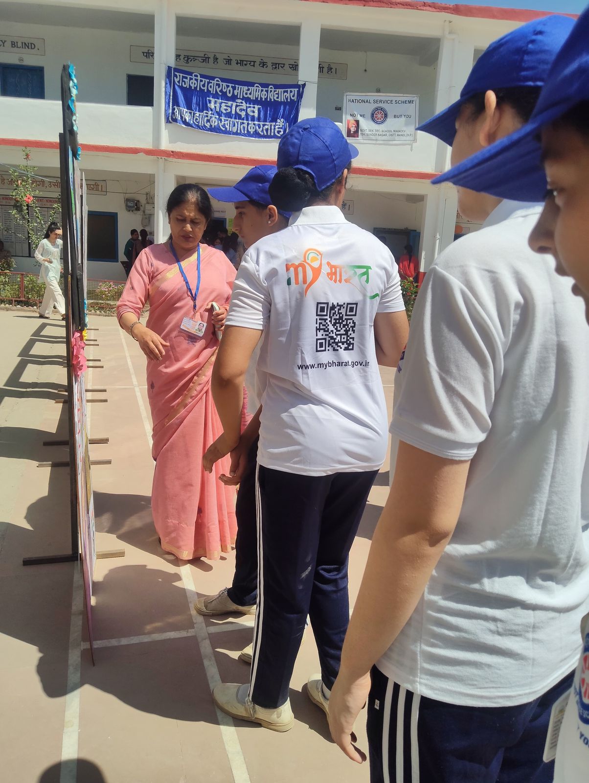 मतदान केंद्र में सक्रिय वालंटियर्स मतदान केंद्र में सक्रिय वालंटियर्स