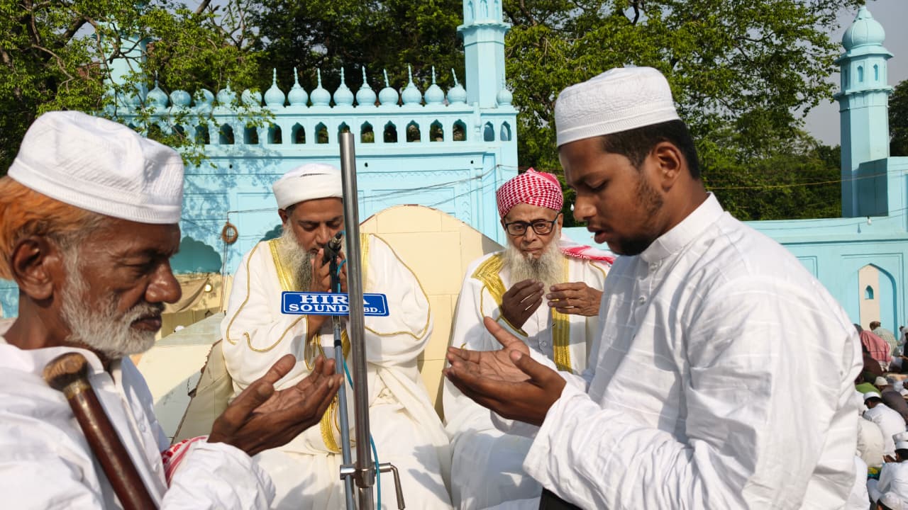 बकरीद पर मुरादाबाद ईदगाह में नमाज अदा कराते नायाब शहर इमाम। बकरीद पर मुरादाबाद ईदगाह में नमाज अदा कराते नायाब शहर इमाम।