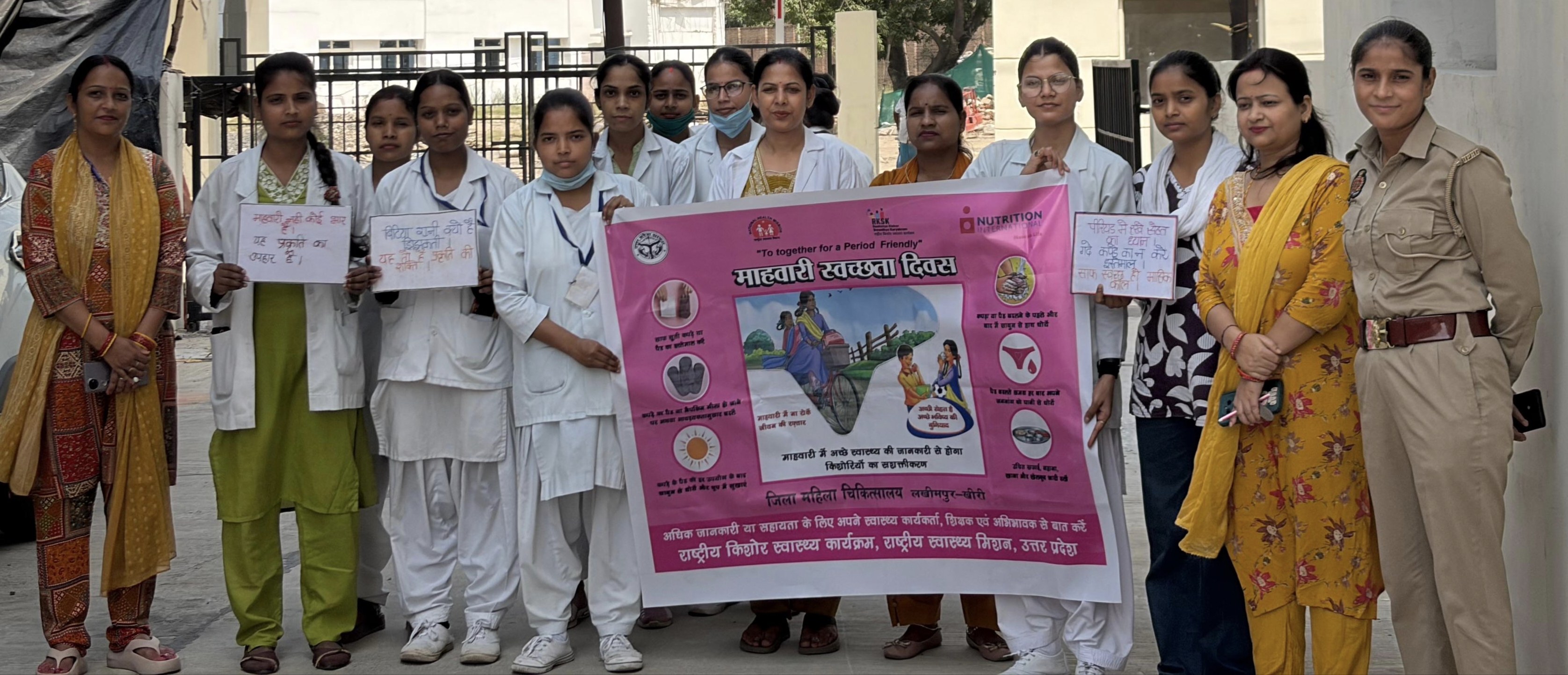 रैली निकालते महिला स्वास्थ्य कर्मचारी व डॉक्टर रैली निकालते महिला स्वास्थ्य कर्मचारी व डॉक्टर