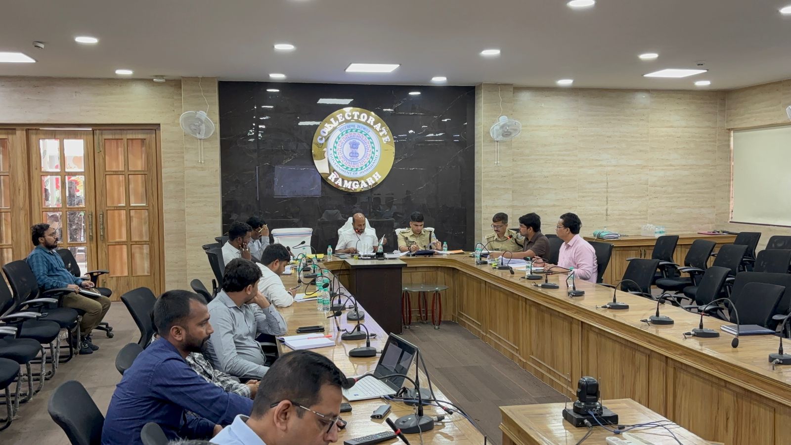 बैठक में शामिल लोग बैठक में शामिल लोग