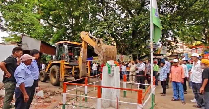 शाहिद बेदी को तोड़ने से रोकने प्रेम सिंह