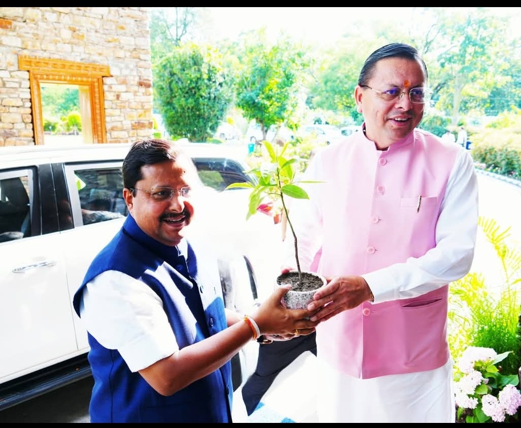 मुख्यमंत्री पुष्कर सिंह धामी राष्ट्रीय अध्यक्ष का स्वागत करते हुए। मुख्यमंत्री पुष्कर सिंह धामी राष्ट्रीय अध्यक्ष का स्वागत करते हुए।