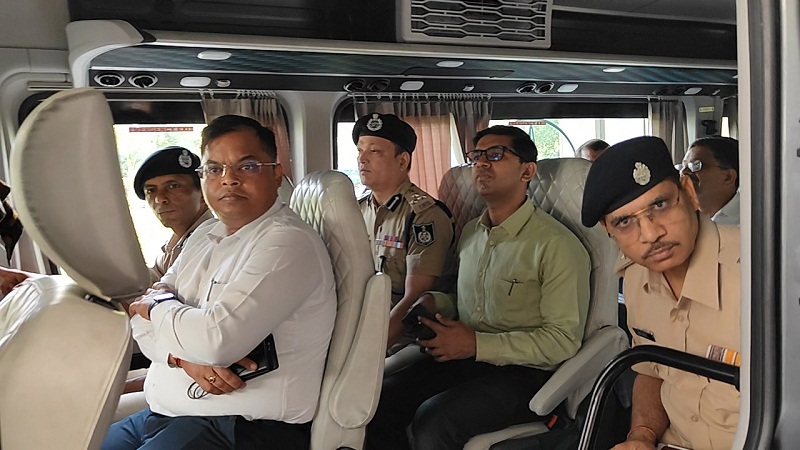 इंदौर में ब्रिक्स कृषि सम्मेलन की तैयारियों का जायजा लेने के लिए अधिकारियों ने किया बस में सफर इंदौर में ब्रिक्स कृषि सम्मेलन की तैयारियों का जायजा लेने के लिए अधिकारियों ने किया बस में सफर