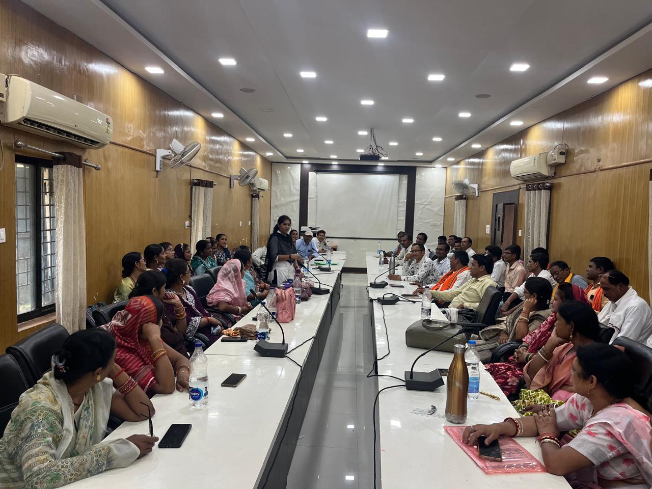 कार्यालय में बैठक में बैठे हुए सरपंच संघ के सदस्य। कार्यालय में बैठक में बैठे हुए सरपंच संघ के सदस्य।