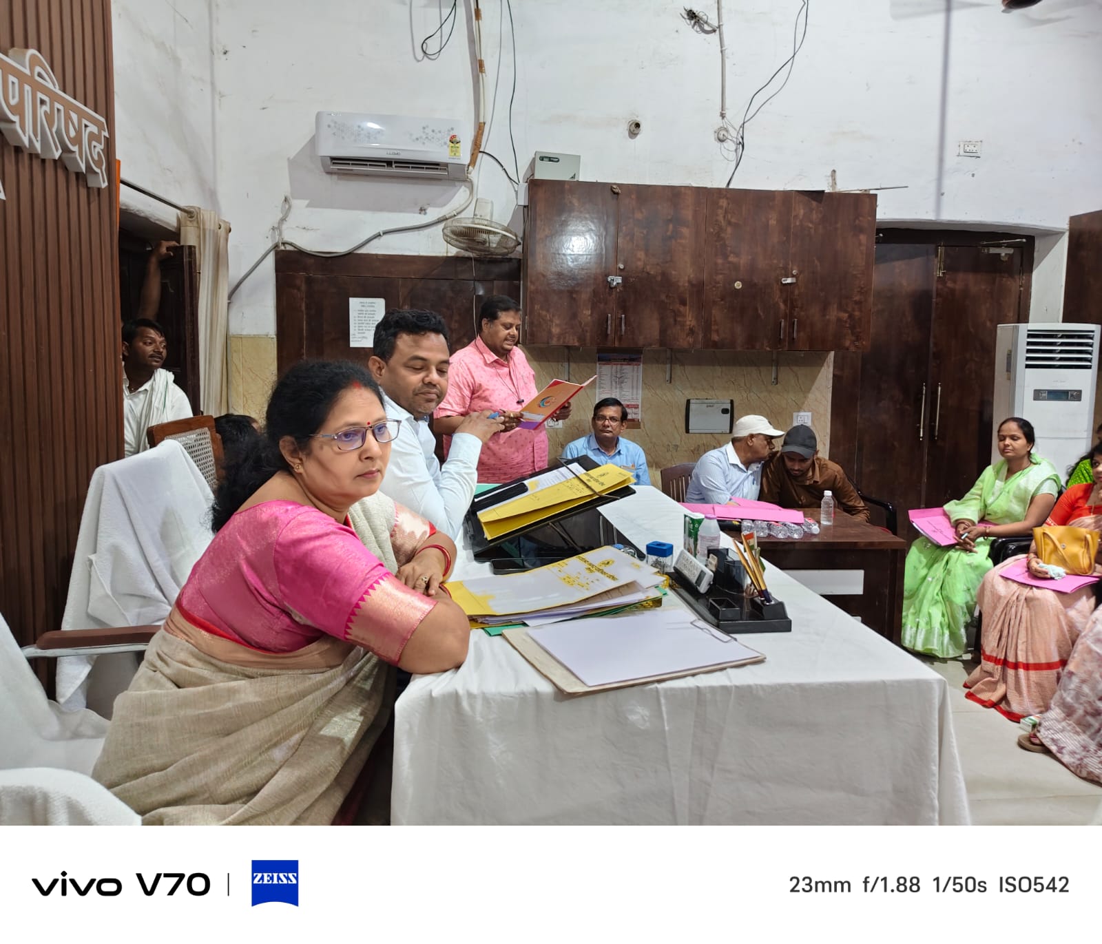 नगर पालिका परिषद जौनपुर में बोर्ड की बैठक लेते हुए अध्यक्ष मनोरमा मौर्य नगर पालिका परिषद जौनपुर में बोर्ड की बैठक लेते हुए अध्यक्ष मनोरमा मौर्य