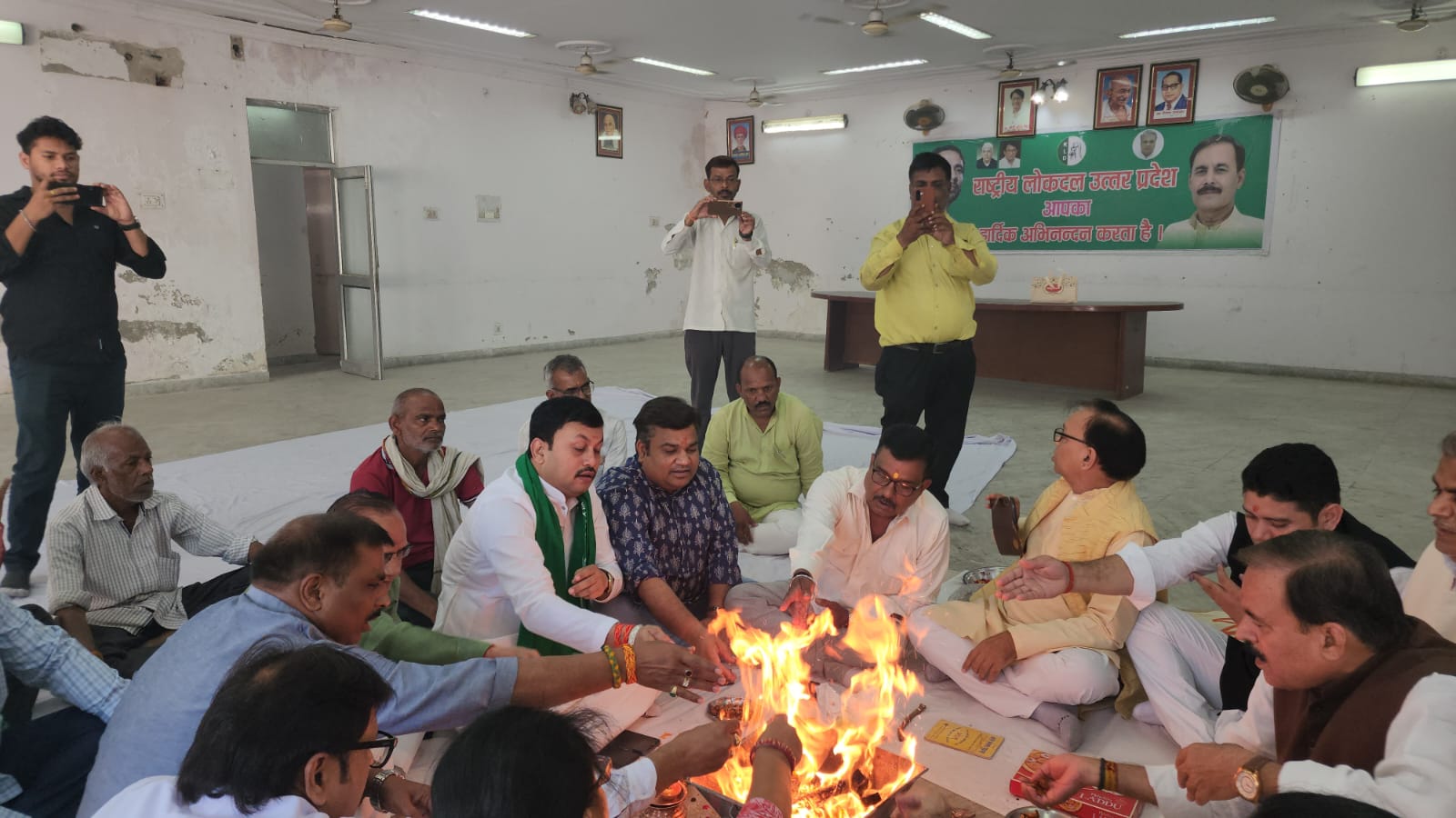 रालोद कार्यालय पर हवन करते कार्यकर्ता