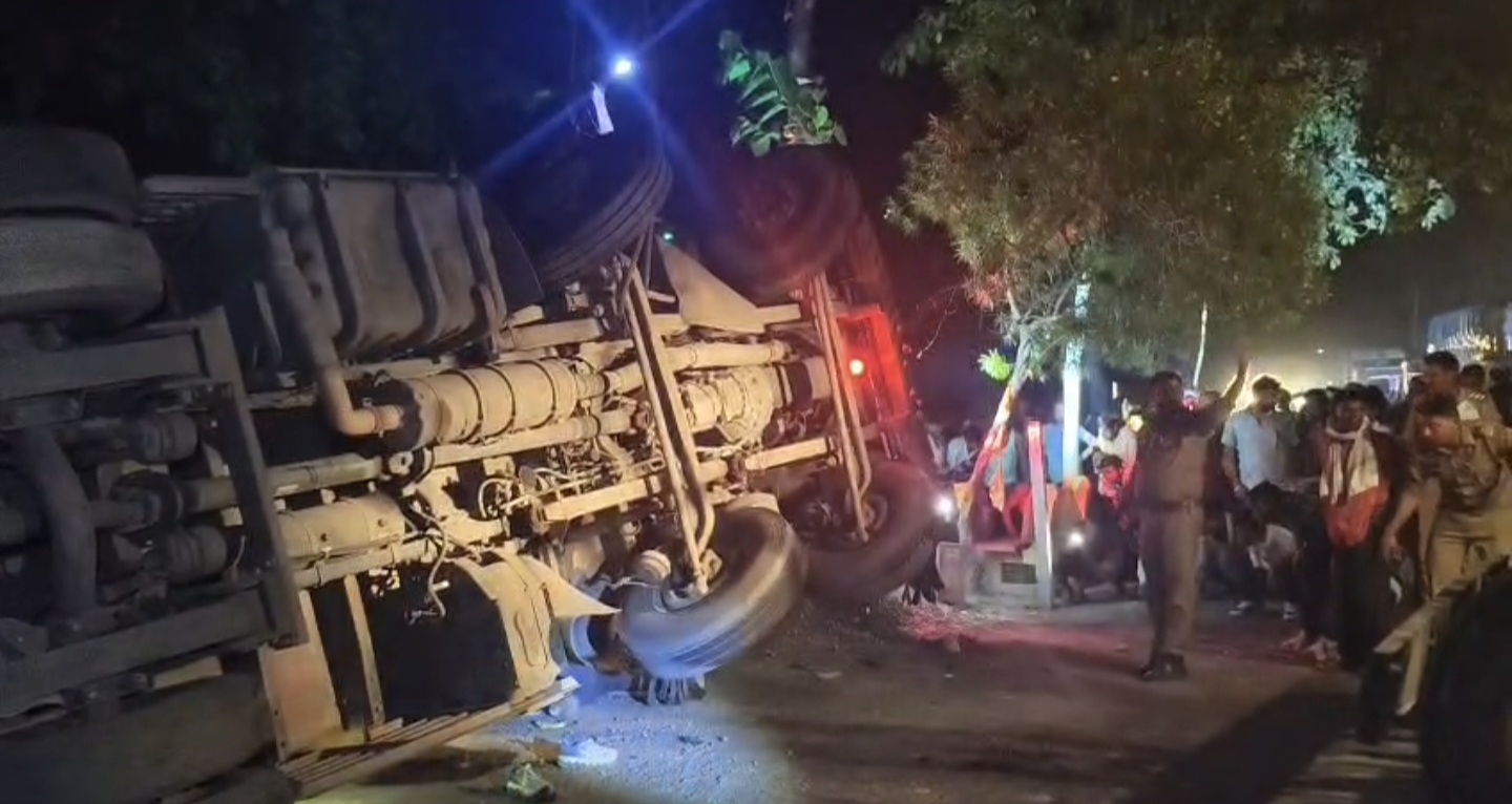 दुर्घटनाग्रस्त ट्रक की फोटो