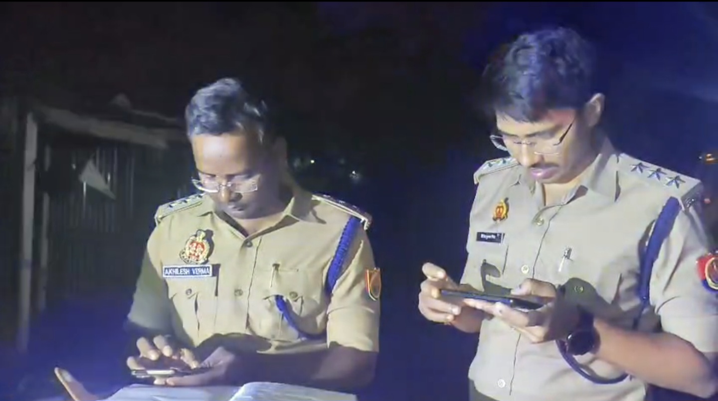 मौके पर मौजूद पुलिस अधिकारी