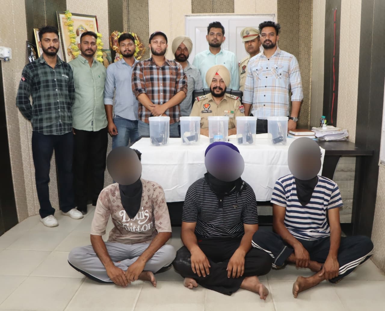 ਗ੍ਰਿਫ਼ਤਾਰ ਮੁਲਜ਼ਮਾਂ ਬਾਰੇ ਜਾਣਕਾਰੀ ਦਿੰਦੇ ਹੋਏ ਅਧਿਕਾਰੀ।