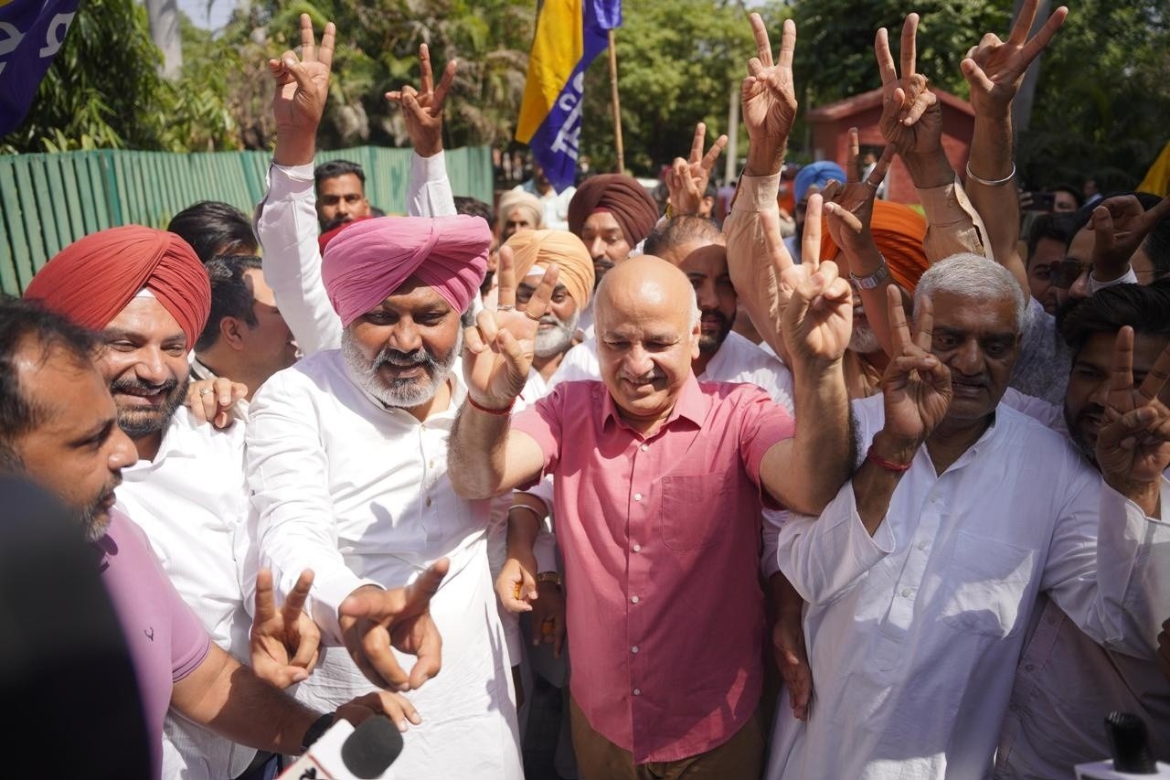 ਜਿੱਤ ਦਾ ਜਸ਼ਨ ਮਨਾਉਂਦੇ ਹੋਏ ਮਨੀਸ਼ ਸੀਸੋਦਿਆ ਤੇ ਵਿੱਤੀ ਮੰਤਰੀ ਹਰਪਾਲ ਚੀਮਾ ਤੇ ਆਪ ਆਗੂ। ਜਿੱਤ ਦਾ ਜਸ਼ਨ ਮਨਾਉਂਦੇ ਹੋਏ ਮਨੀਸ਼ ਸੀਸੋਦਿਆ ਤੇ ਵਿੱਤੀ ਮੰਤਰੀ ਹਰਪਾਲ ਚੀਮਾ ਤੇ ਆਪ ਆਗੂ।