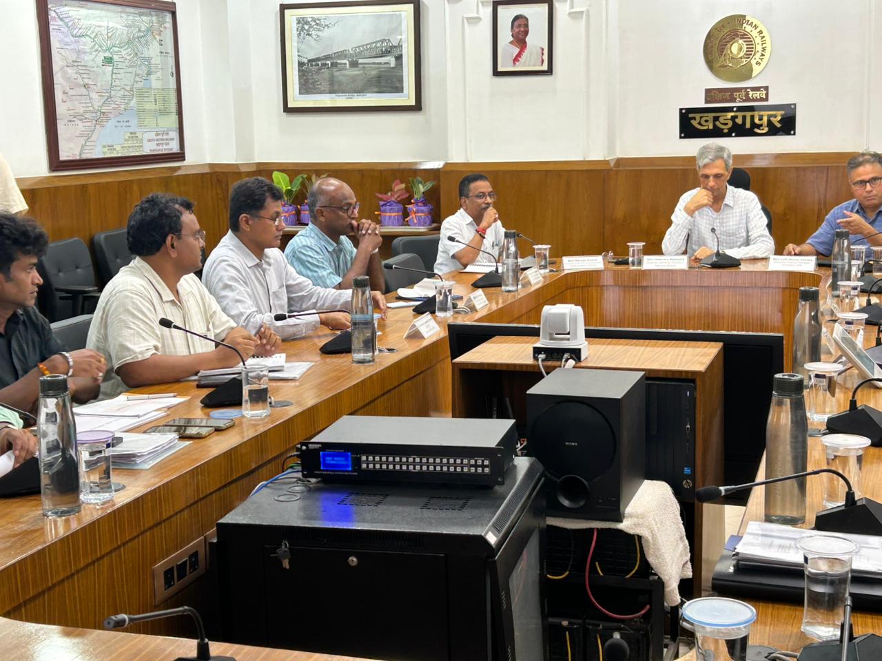 खड़गपुर में सुरक्षा निरीक्षण करते रेलवे अधिकारी