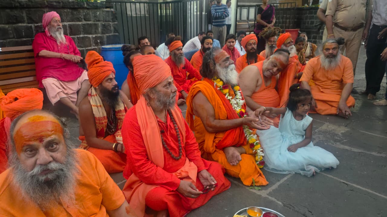 जूना अखाड़े की बैठक में उपस्थित संत जूना अखाड़े की बैठक में उपस्थित संत