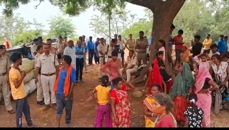 बुलडोजर चलने के बाद प्रभावित परिवार