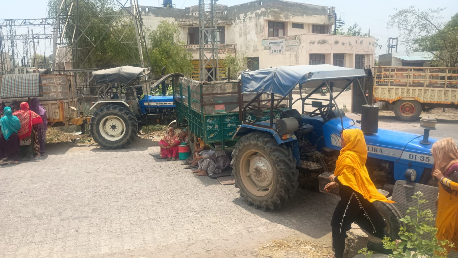 जाम लगाए ग्रामीण।
